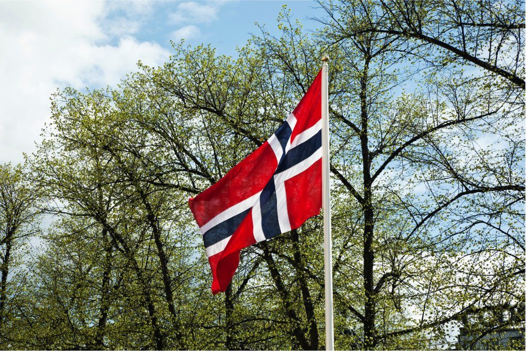 Norsk flagg vaier i vinden