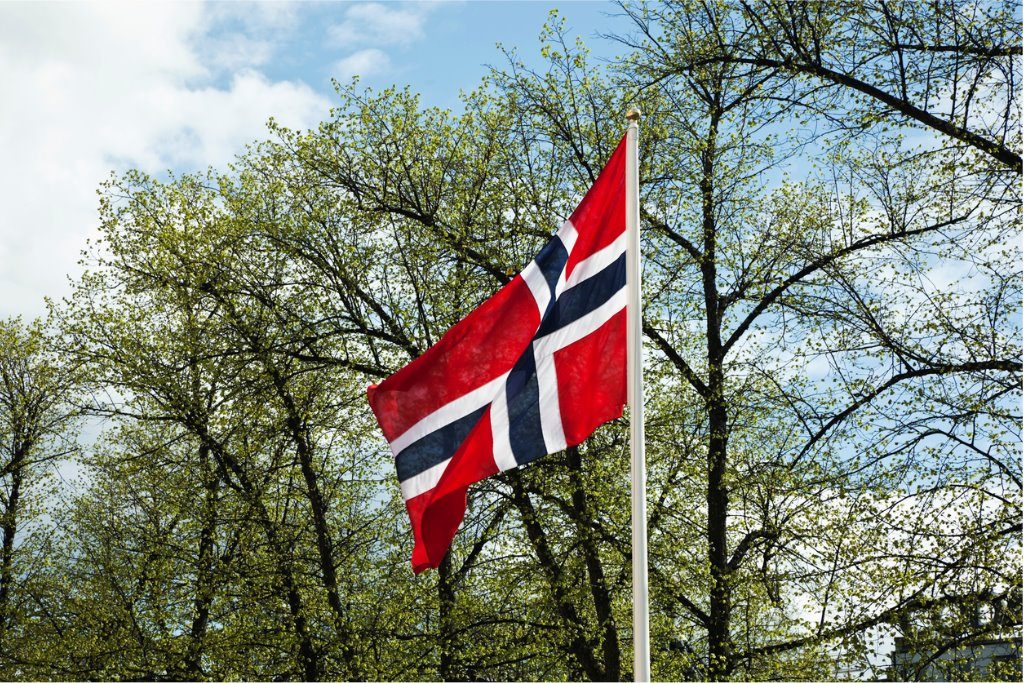 Norsk flagg vaier i vinden