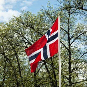 Norsk flagg vaier i vinden