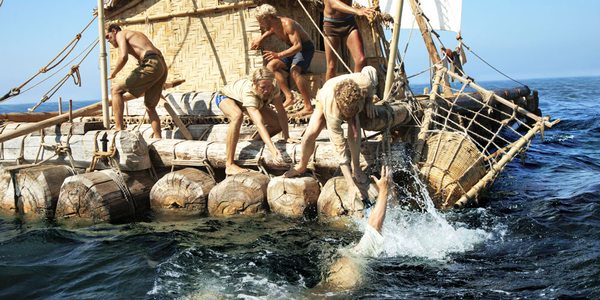 Dokumentarfilmen om Kon-Tiki-ferden viser oss de virkelige hendelser med de virkelige personene som var involvert. Spillefilmen Kon-Tiki er derimot en kunstnerisk utformet filmhistorie som blir framstilt av skuespillere. Selv om manusforfatter og regissører har lagt seg nær opp til både Heyerdahls egen beretning om Kon-Tiki og andre kilder om flåteferden, vil det i arbeidet med en spillefilm alltid være nødvendig å gjøre kunstneriske valg. Filmstudieark på www.filmweb.no/skolekino