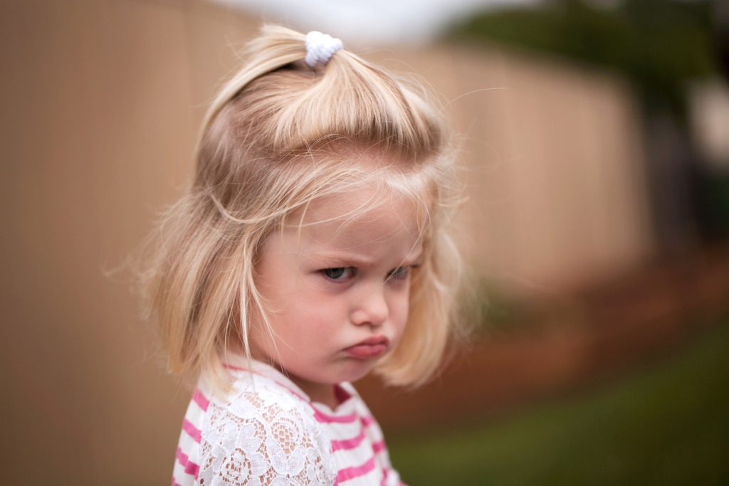 Frustrert liten jente