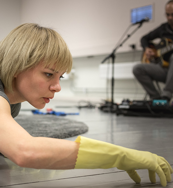 Danser-koreograf Live Strugstad i aksjon under forestillingen BABY BODY