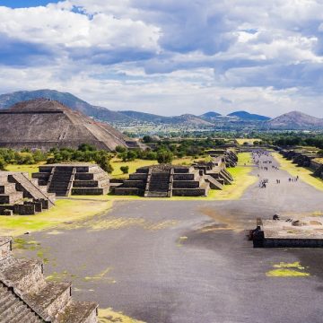 Utsikt til solpyramiden fra månepyramiden, Teotihuacan, Mexico.