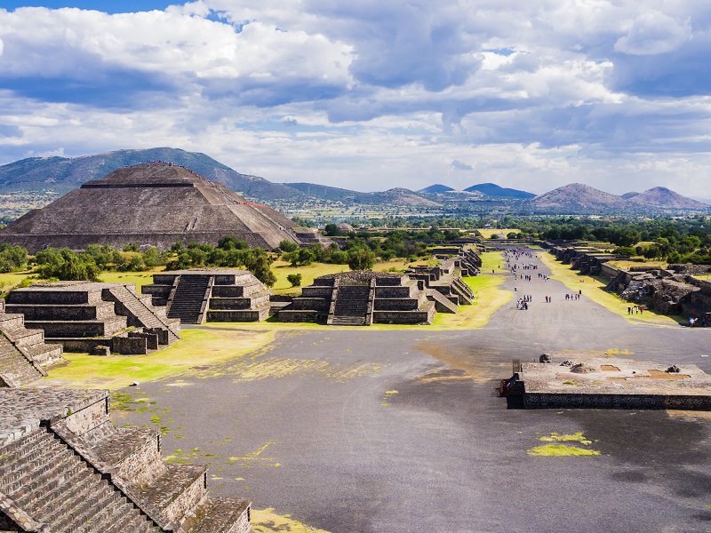 Utsikt til solpyramiden fra månepyramiden, Teotihuacan, Mexico.