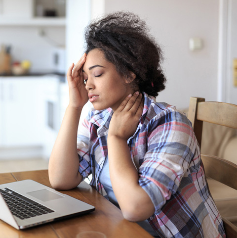 Frustrert dame som jobber på PC. Foto: GettyImages-valentinrussanov