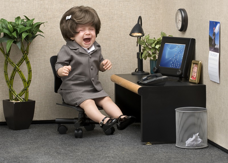 Baby utkledd som voksen på kontoret. 