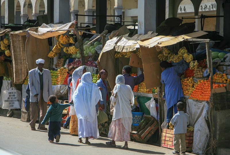 Folk på gata ved markedet i Asmara.