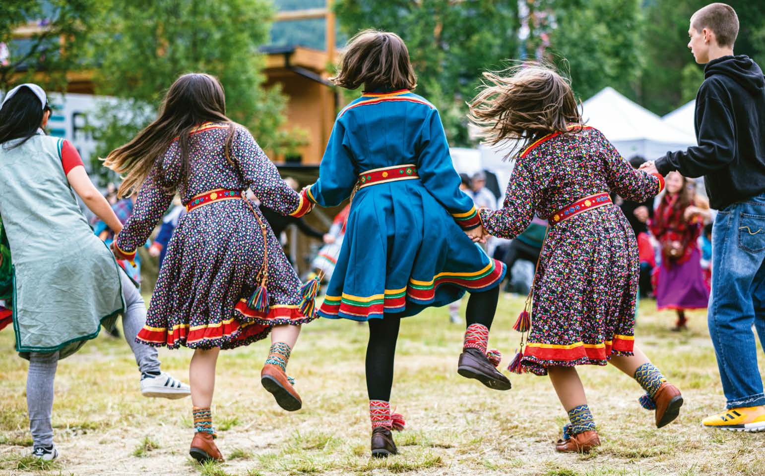 Dansende barn på Riddu Riddu-festivalen på 2010-tallet.