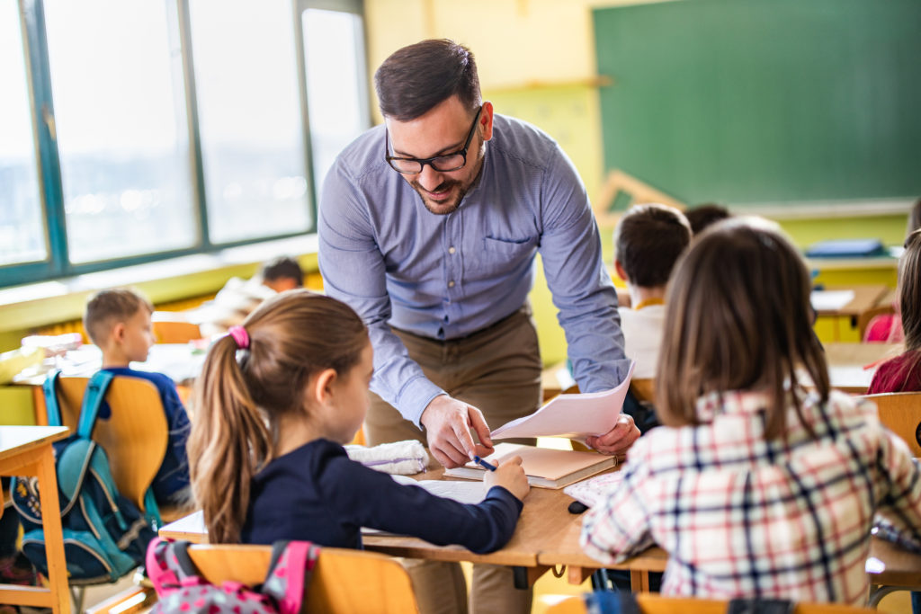 Lærer underviser elever i klasserommet