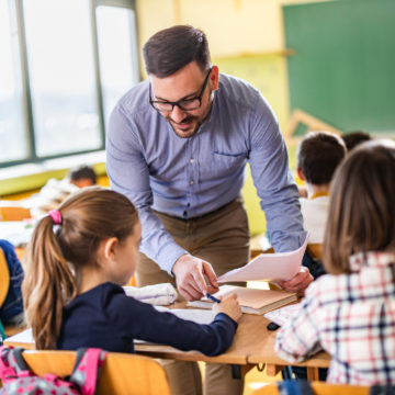 Lærer underviser elever i klasserommet