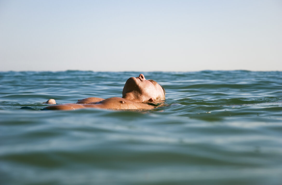 Bilde til dikt av mann som ligger på rygg i havet