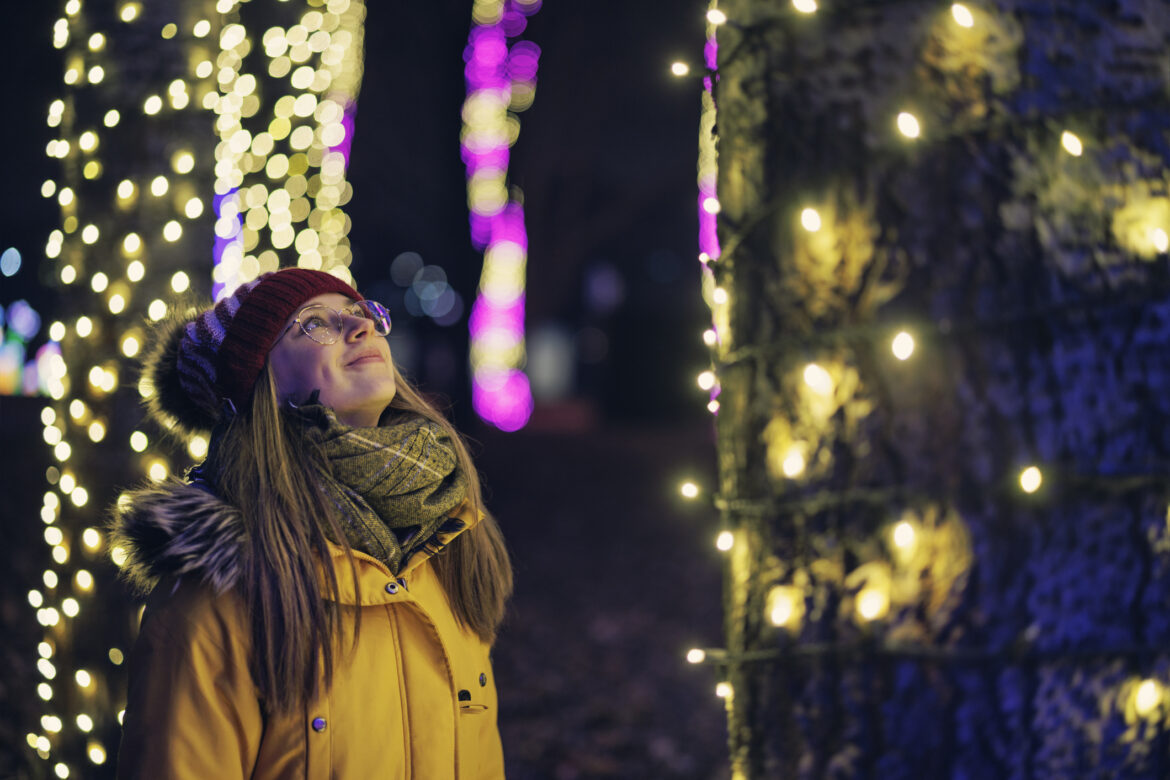 Jente ser på julelys i park