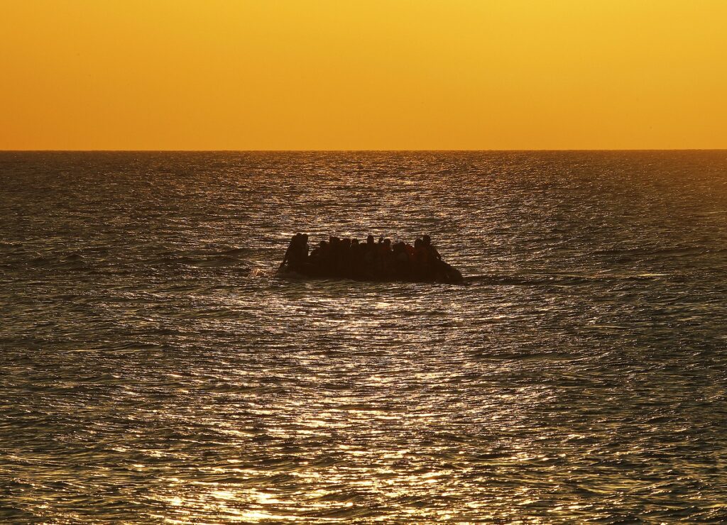 En båt overfylt med flyktninger ute på Middelhavet.