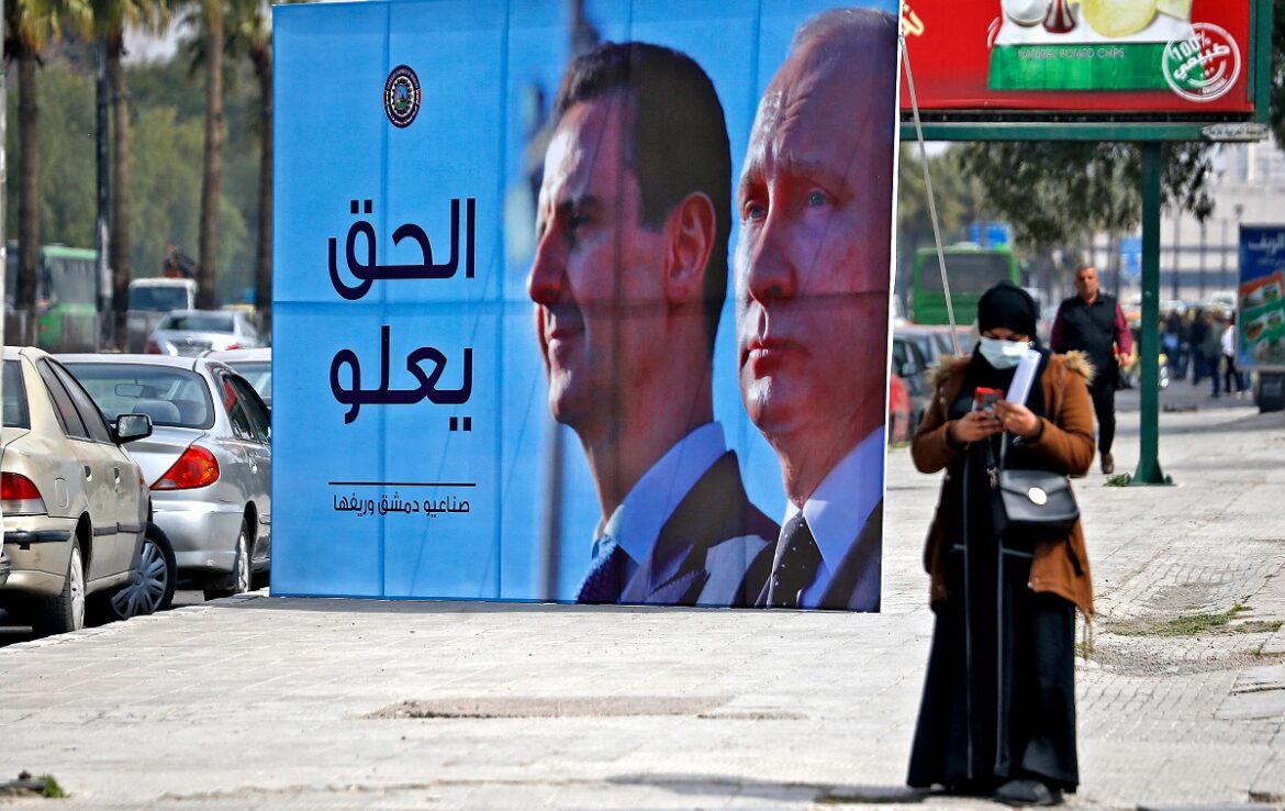 En stor plakat med bilde av den syriske presidenten Bashad al-Assad og den russiske presidenten Vladimir Putin på gata i Damaskus.