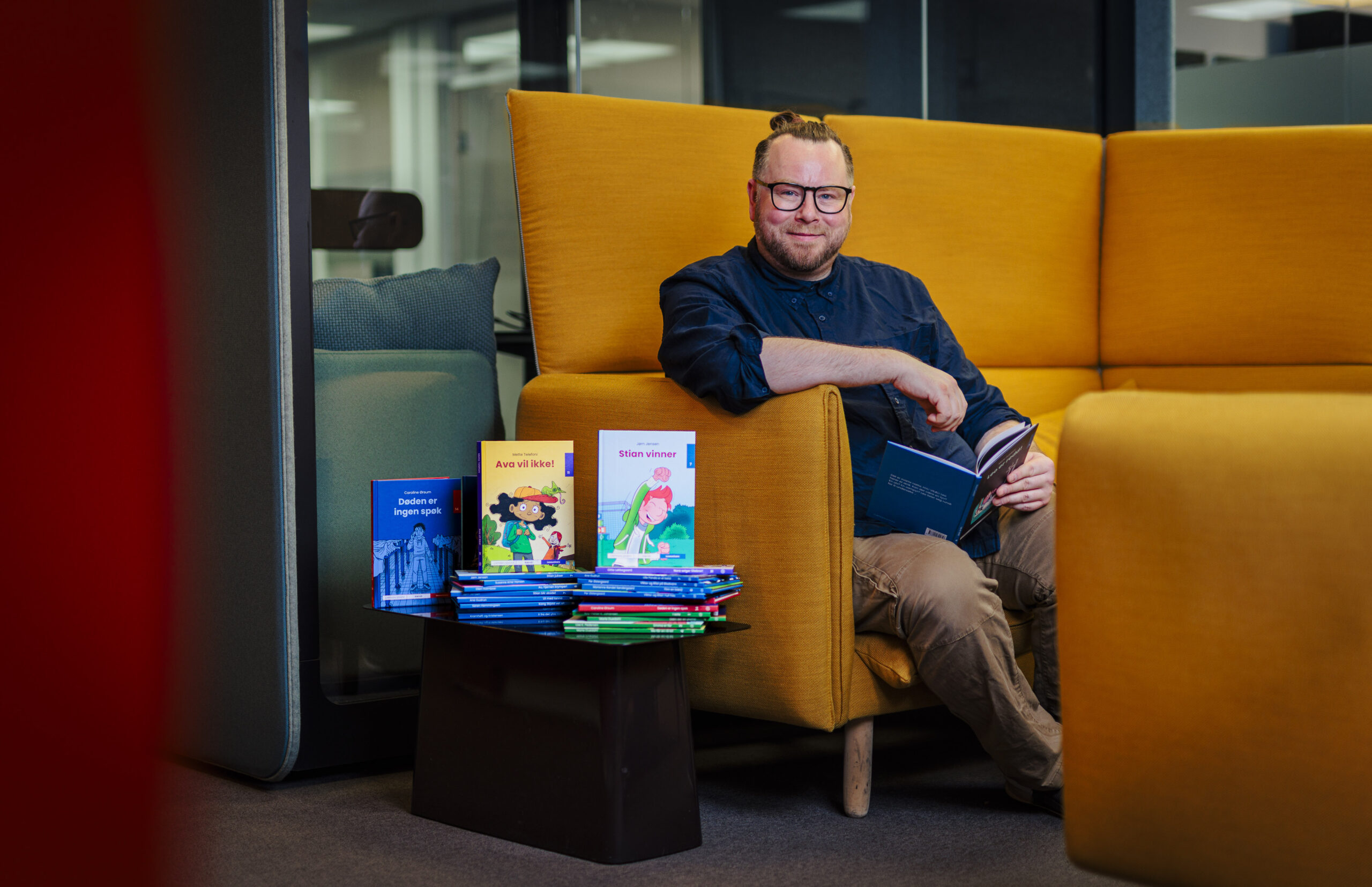 Redaktør Roy-Petter Kjekstad Johansen viser fram Leseunivers-bøker.